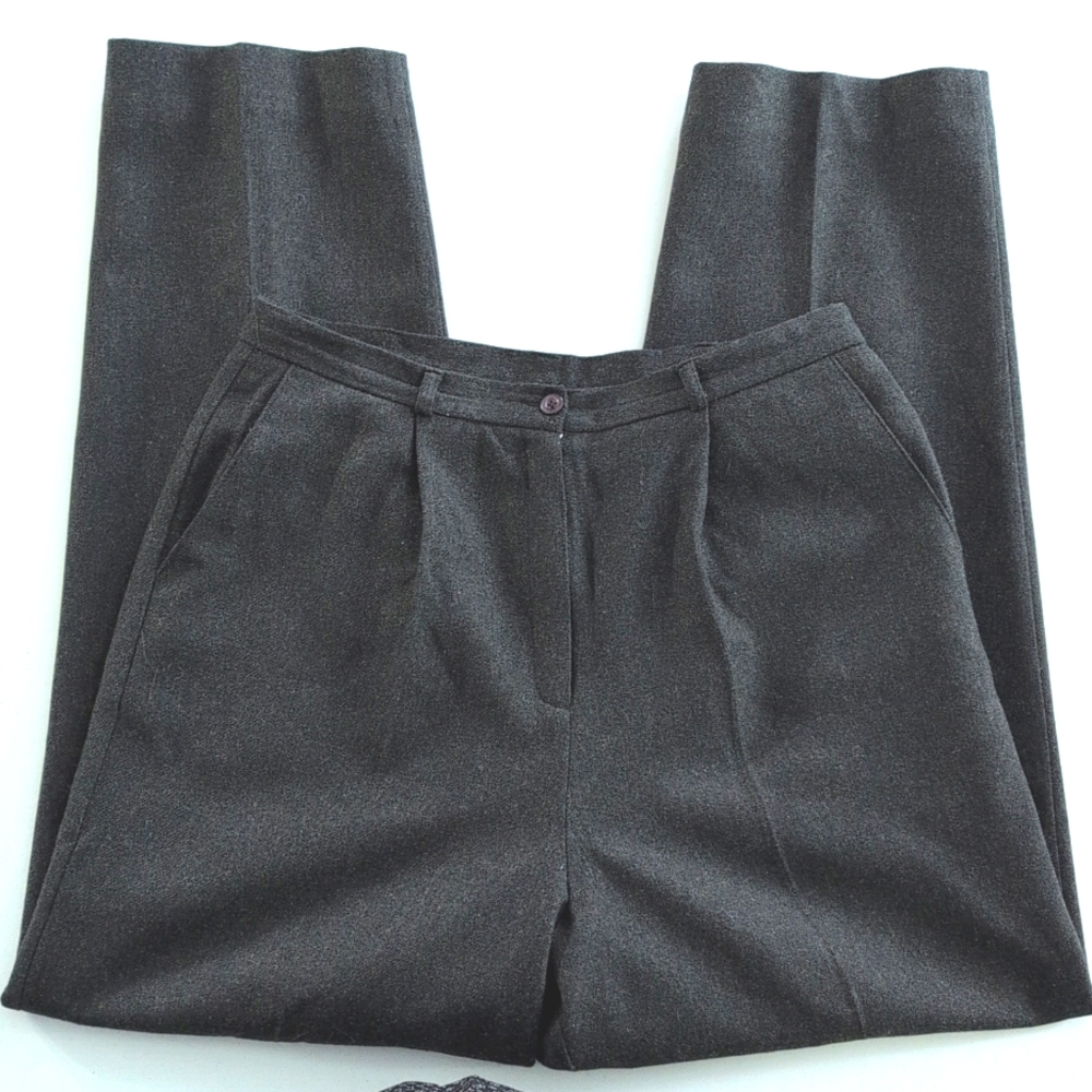 Vintage wool high-waist pleated, tapered leg trousers. 16T. Worthington.